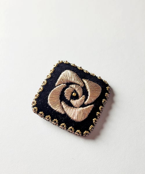 Image of Broche brodée ROSA
