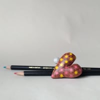 Image of `queen of pencil hearts´ knitting needle ring