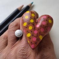 Image of `queen of pencil hearts´ knitting needle ring