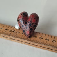 Image of `queen of pencil hearts´ knitting needle ring