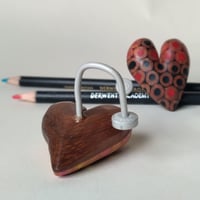 Image of `queen of pencil hearts´ knitting needle ring