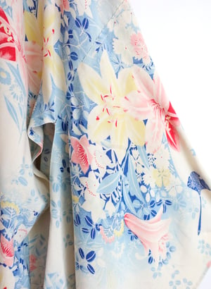 Image of Offwhite kimono af bomuld med liljeblomster mm./ 'Too Fairy..'