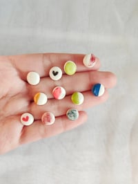 Image 4 of Pendientes de botón de cerámica "Lentejitas de colores"