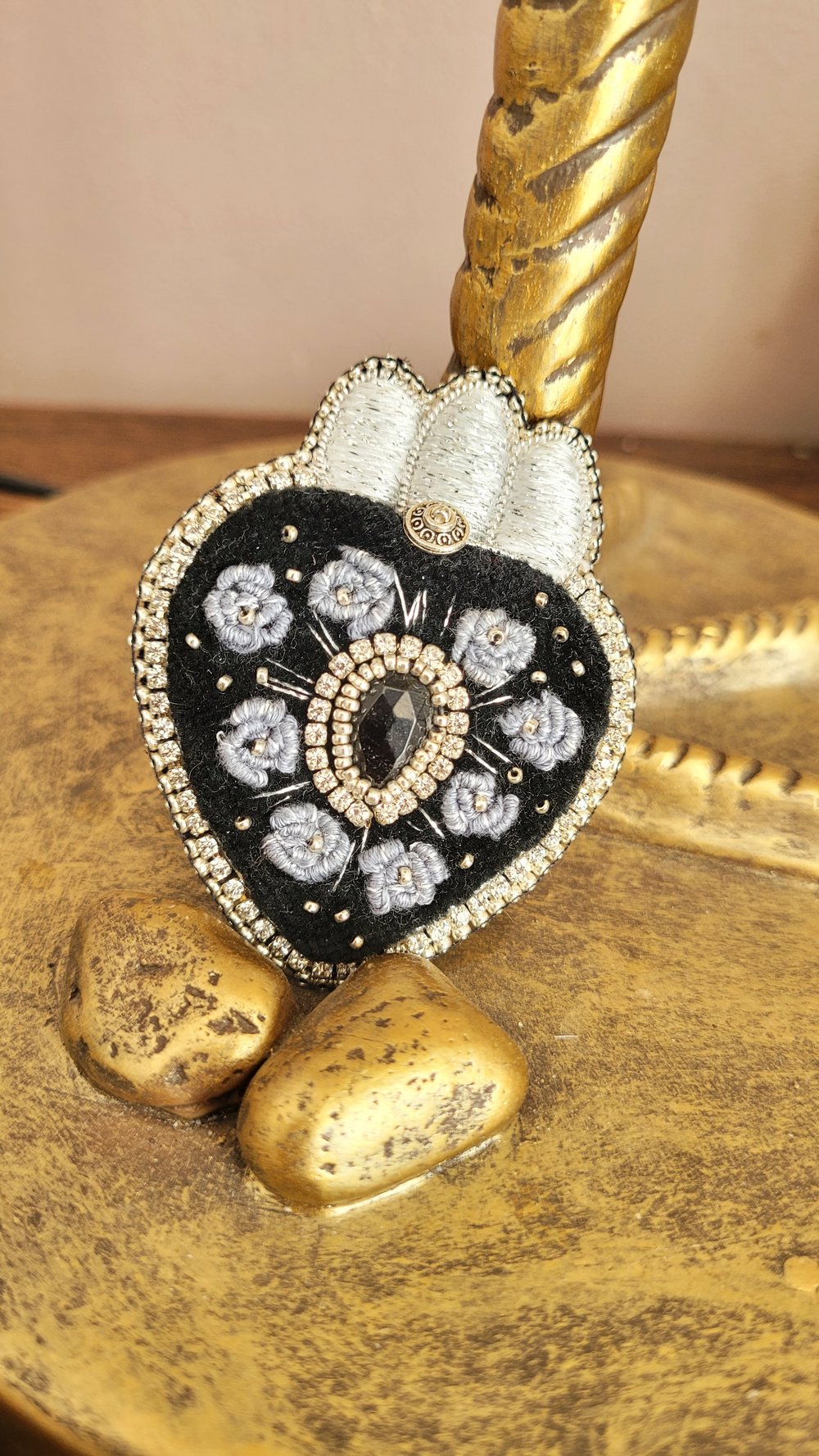 Image of Broche Ex Voto " Entre 2 mondes "