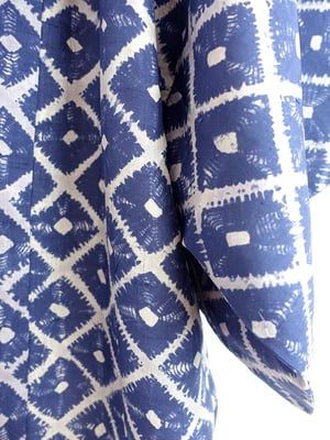 Image of Silke kimono foret til herre M/K - m. blåt grafisk tryk