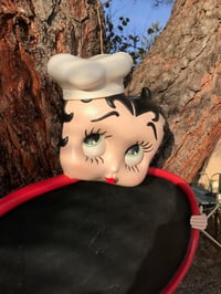 Image 3 of Grand tableau en résine surmonté de la tête de Betty Boop 