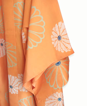 Image of Orange silke kimono (dame) med hvide margueritter