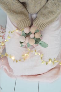 Image 1 of Bouquet en laine rose en boules de feutre et petites feuilles