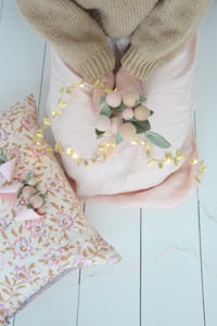 Image 2 of Bouquet en laine rose en boules de feutre et petites feuilles