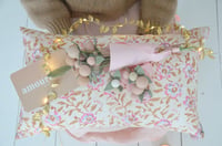 Image 3 of Bouquet en laine rose en boules de feutre et petites feuilles
