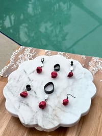 Image 2 of Pearl Forever Roses (Black)