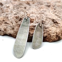 Image 4 of NEBBIA - FLAT ASYMMETRICAL EARRINGS