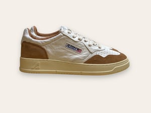 Image of Gym classic G.S. white/caramel by Autry