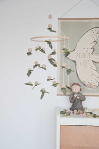Image 3 of Mobile circulaire boules beige et feuilles en laine kaki