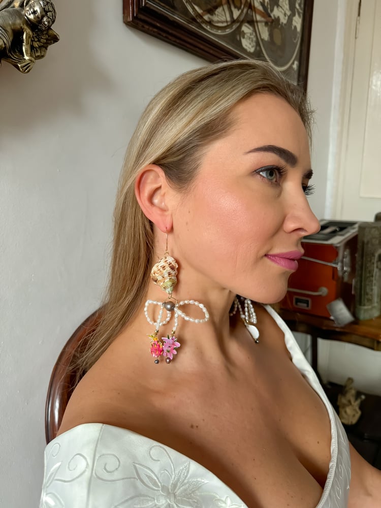 Image of fig conch earrings 
