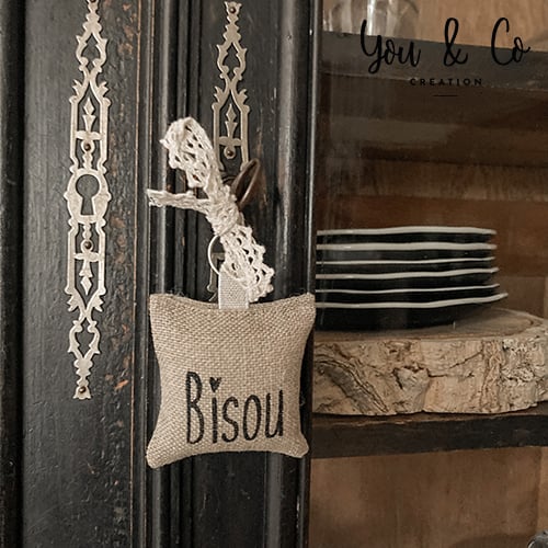 Image of Porte-clés lin naturel "Bisou"