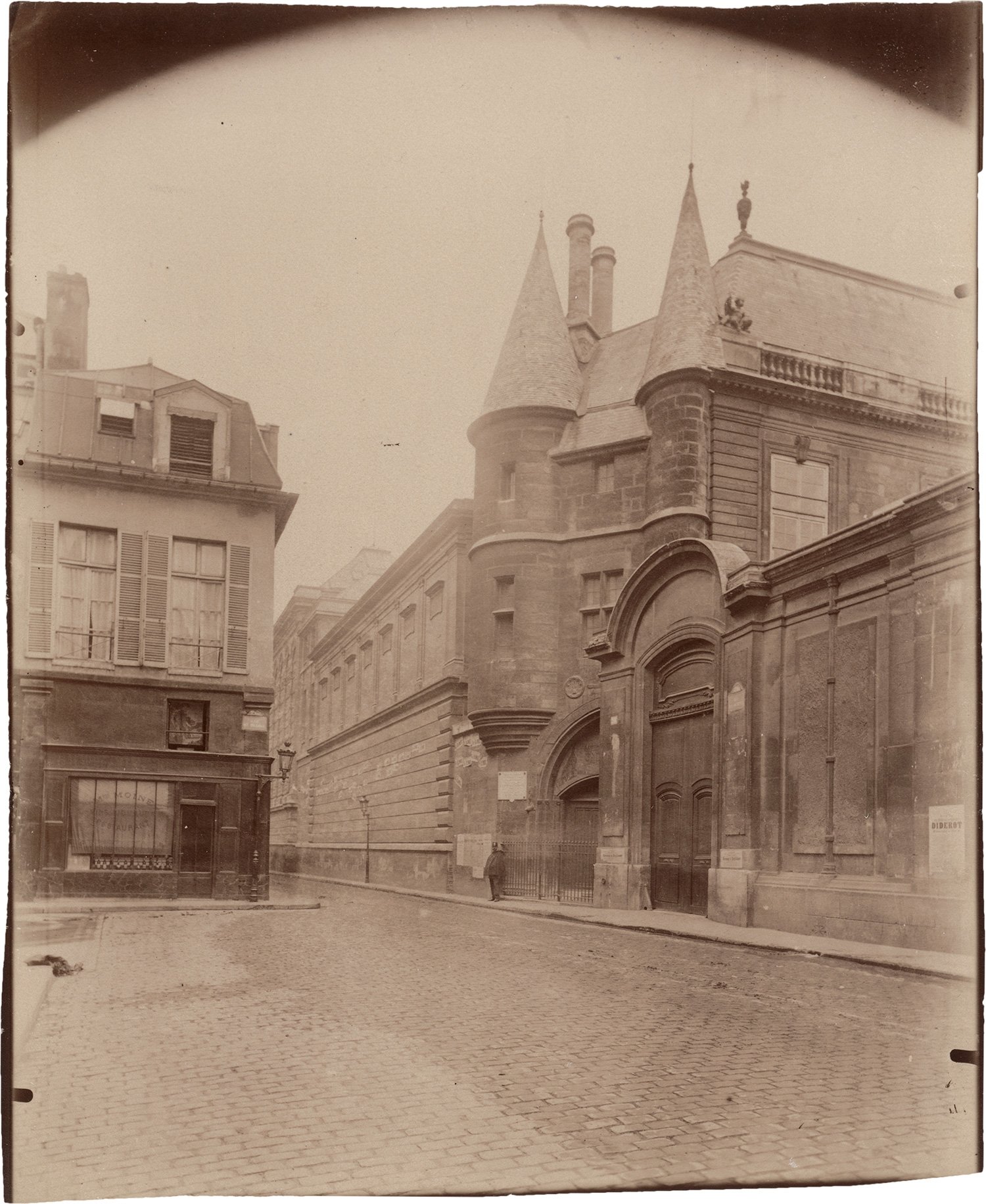 Image of E. Atget: Portail rue du Temple, Paris 3e, ca. 1910