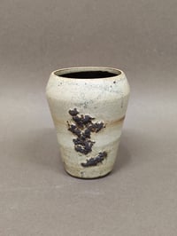 Image 1 of Vase "vestige" en grès noir et émail tacheté