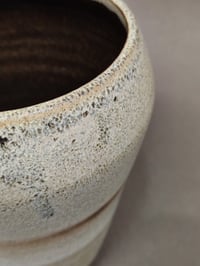 Image 3 of Vase "vestige" en grès noir et émail tacheté