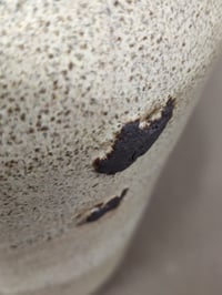 Image 4 of Vase "vestige" en grès noir et émail tacheté