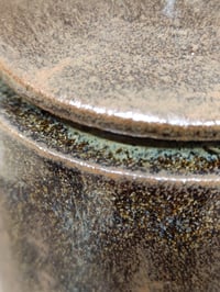Image 4 of Haute boîte "vestige" en grès brun et émail de cendre