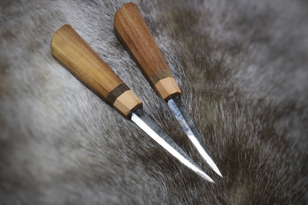 Image of 90mm and 100mm slöjd handled in iroko, fumed oak and pear