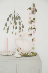 Image 2 of Guirlande de boules de feutre pour Pâques et le printemps