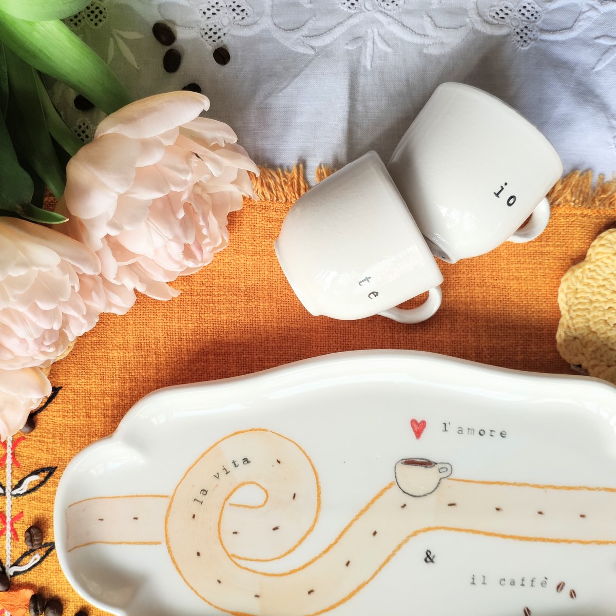 SET 2 TAZZINE CAFFÈ CON VASSOIO NUVOLA - IO E TE, LA VITA, L’AMORE E IL CAFFÈ