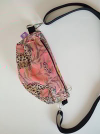 Image 2 of Riñonera GUEPARDOS ROSA