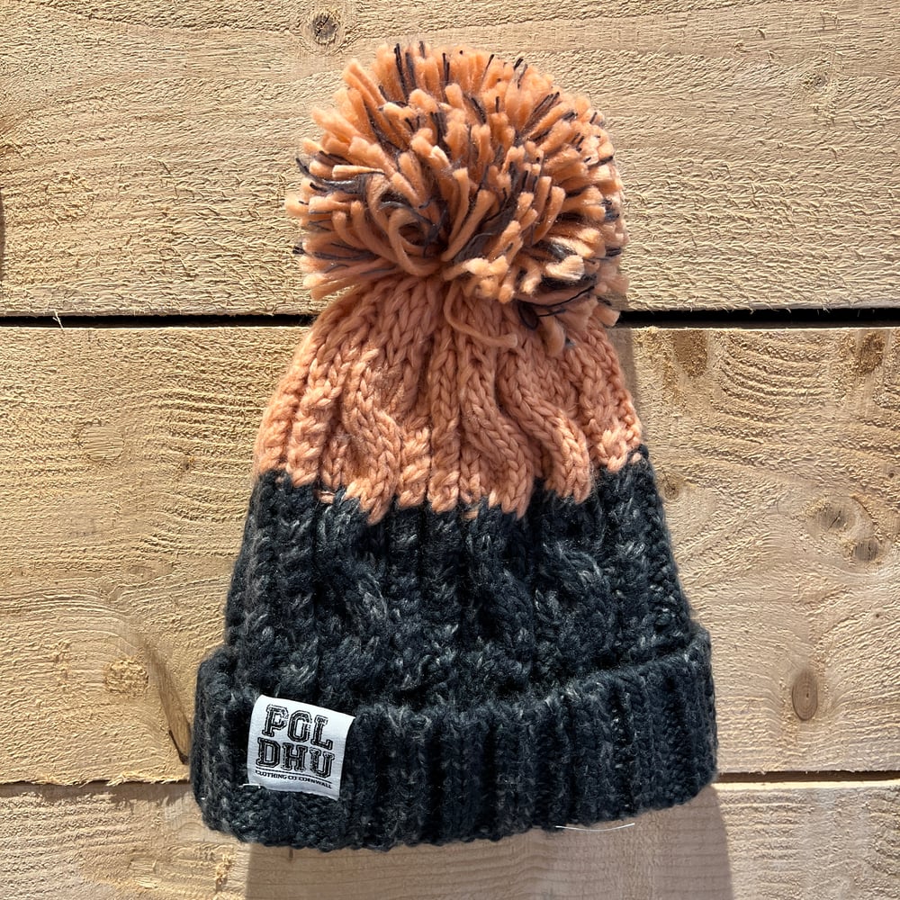 PINK TIP CHUNKY BOBBLE HAT