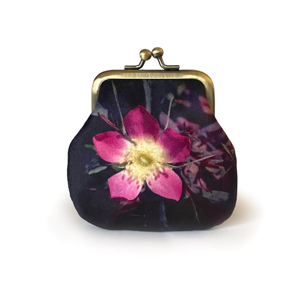 Image of Rosa, velvet kisslock coin purse with plant-dyed lining