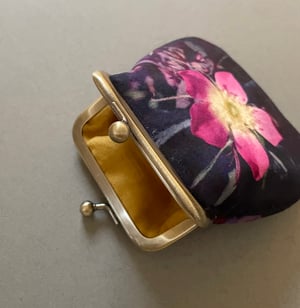 Image of Rosa, velvet kisslock coin purse with plant-dyed lining