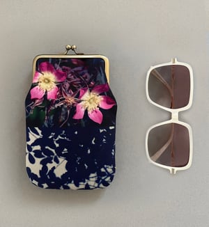 Image of Rosa leaf, glasses case with kisslock frame
