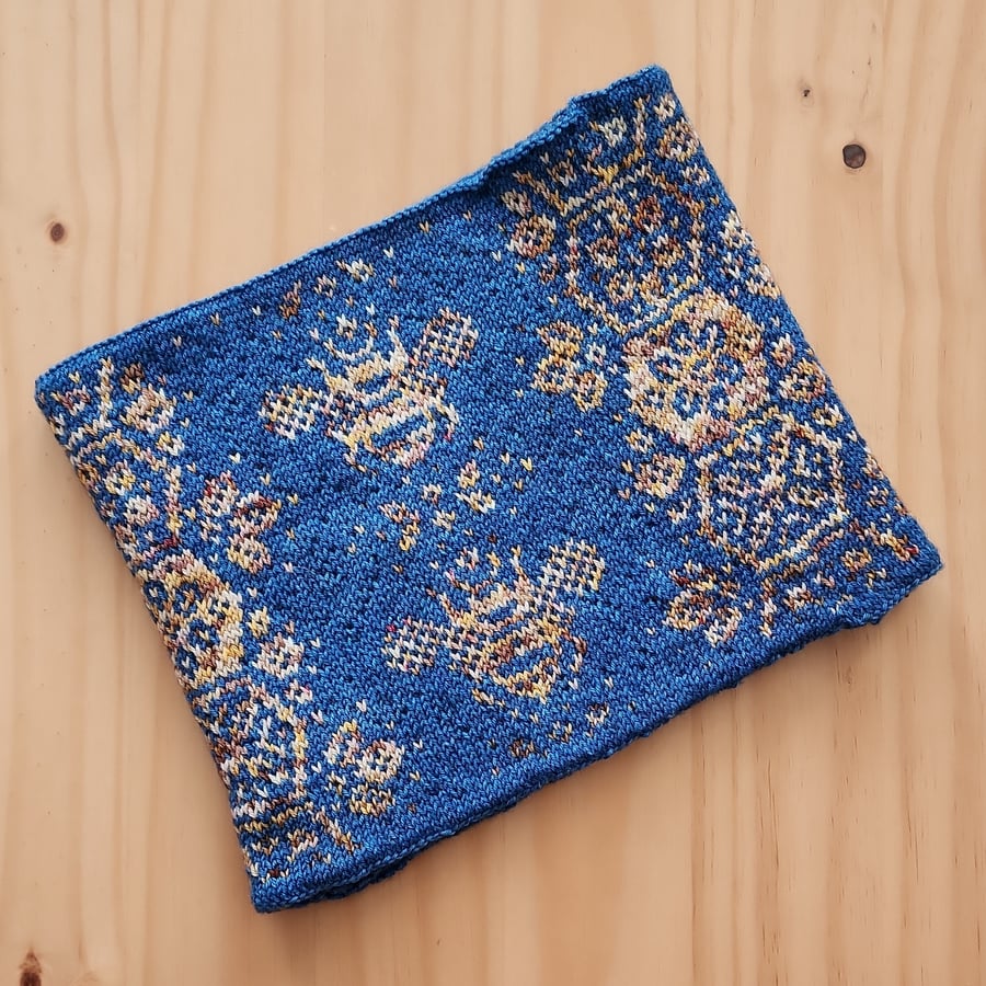 Image of Mellifera Reversible Cowl