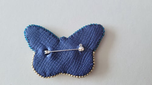 Image of Broche broderie d'or PAPILLON BLEU