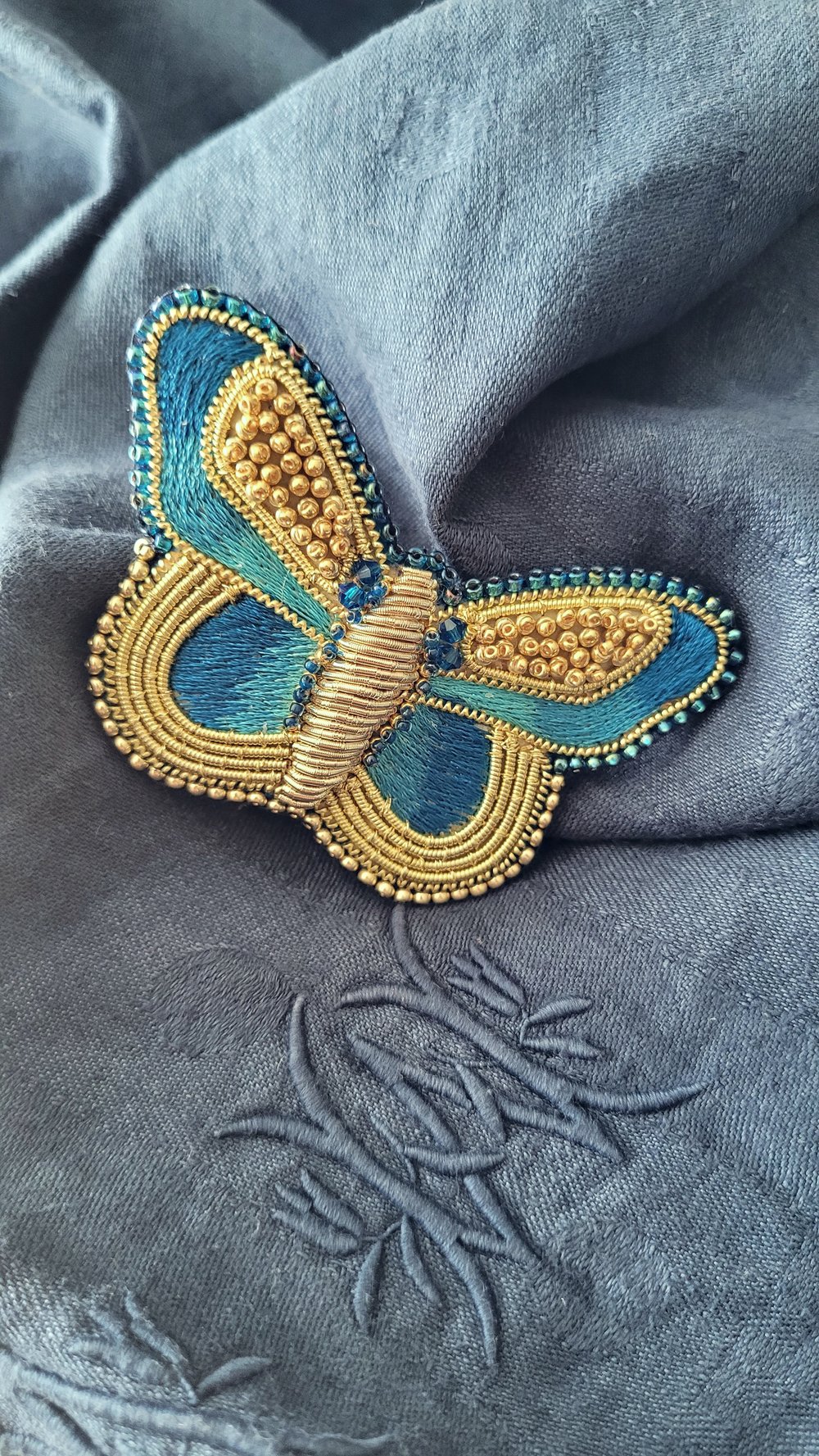 Image of Broche broderie d'or PAPILLON BLEU