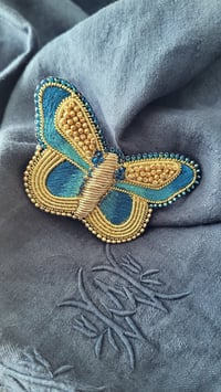 Image 1 of Broche broderie d'or PAPILLON BLEU