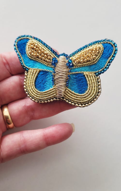 Image of Broche broderie d'or PAPILLON BLEU