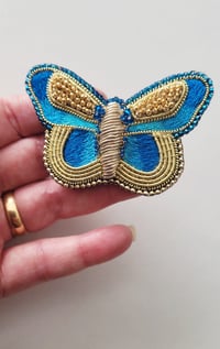 Image 2 of Broche broderie d'or PAPILLON BLEU