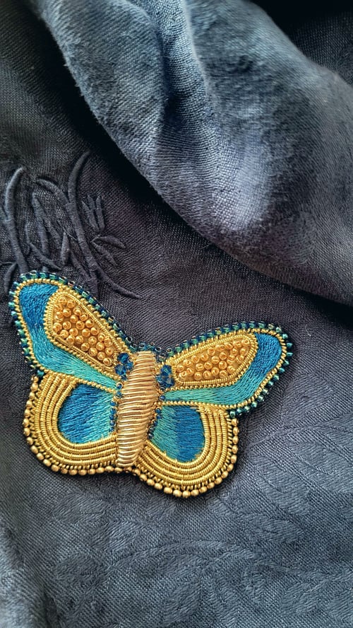 Image of Broche broderie d'or PAPILLON BLEU
