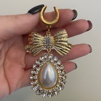 Diamond Pearl Bow Saddles (sizes 2g-1 1/2)