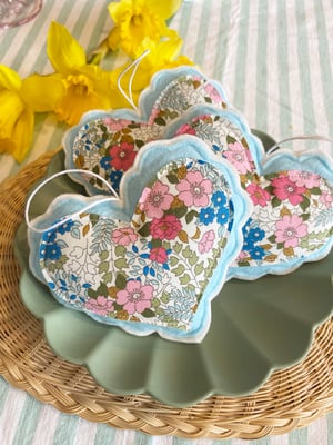 Image of Ditsy Floral Scallop Heart Decoration