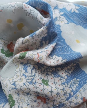 Image of Blå silkekimono med sakurablomster og blåregn