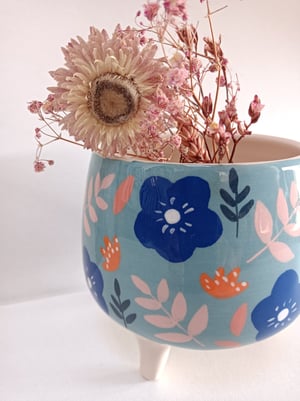 Image of Pot trépied fond bleu et fleurs 