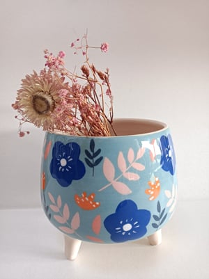 Image of Pot trépied fond bleu et fleurs 