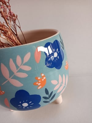 Image of Pot trépied fond bleu et fleurs 