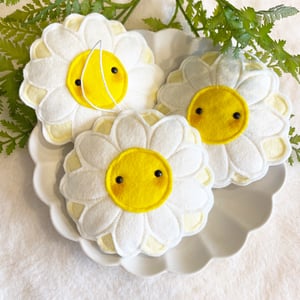 Image of White Daisy Decoration