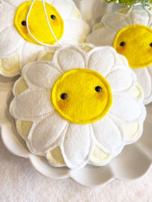 Image of White Daisy Decoration