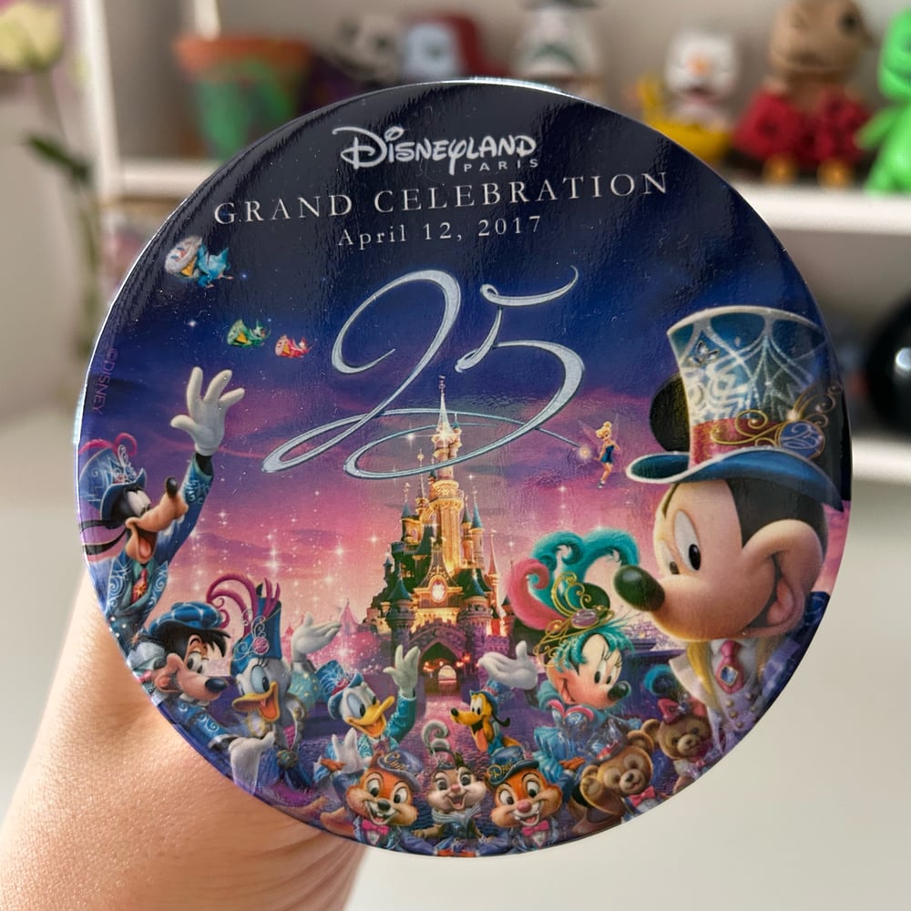 Image of BADGE DISNEY 25 ANS