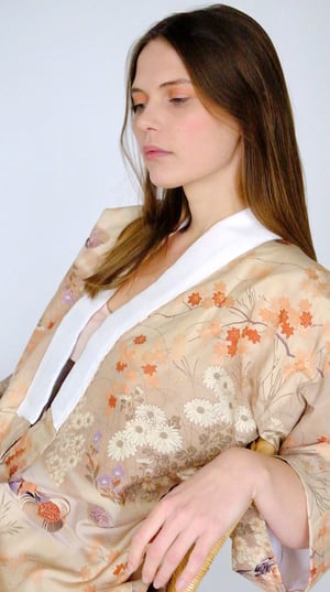 Image of Kimono af silke (dame) med krysantemum og efterårsløv